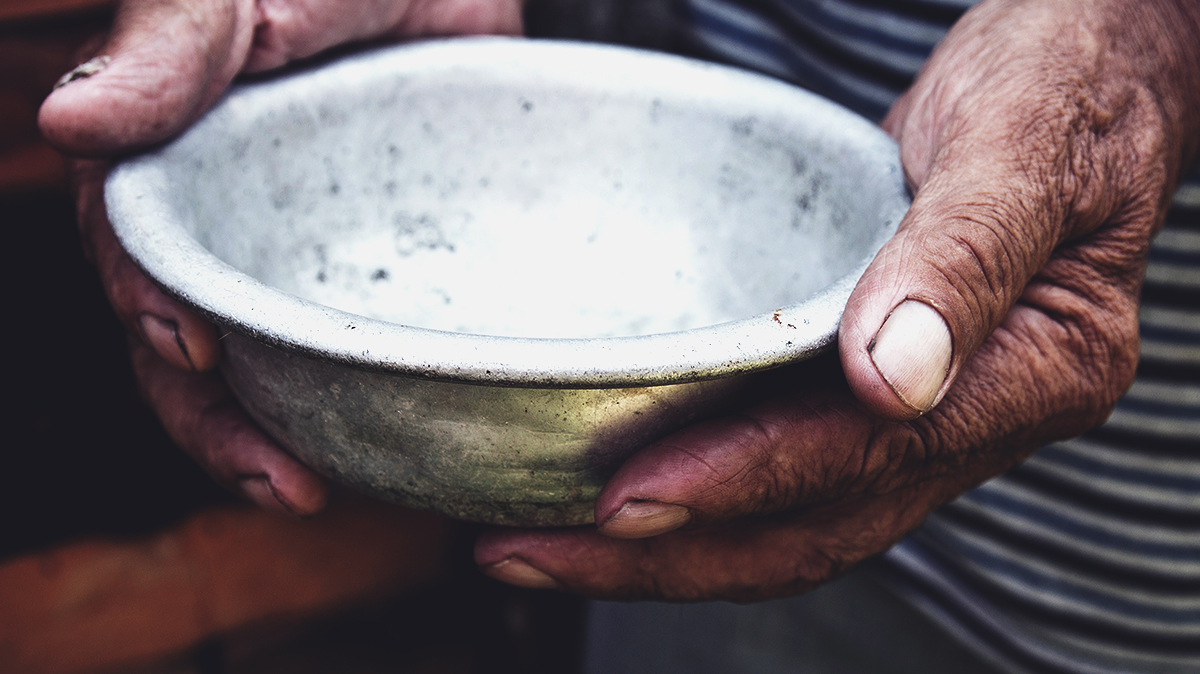 Понятие голода. Пустая тарелка нищета. Фото тарелка бедняка. Рука милостыня монета нищета в раскраска.